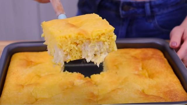 Já sai do forno com recheio cremoso de coco: bolo de milho fofinho é irresistível e fácil de fazer