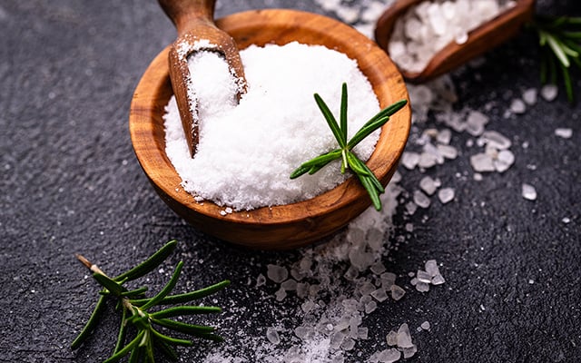 Misturar sal grosso com alecrim: para que serve e por que é recomendado fazer isso em ambientes fechados