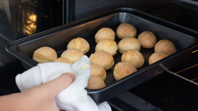 Como fazer o pão de queijo perfeito: história, truques e a receita mineira original