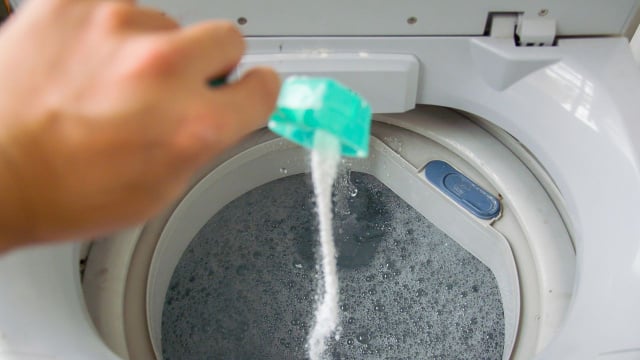 Combinação de bicarbonato de sódio e sal pode substituir o amaciante na lavagem das roupas (Créditos: Shutterstock)