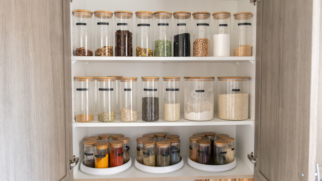 Veja opções de prateleiras e estantes para ter mais organização na sua cozinha