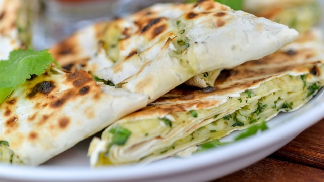 Pão pita com iogurte, queijo cottage e acelga, servido numa frigideira: receita fácil perfeita para um lanche delicioso