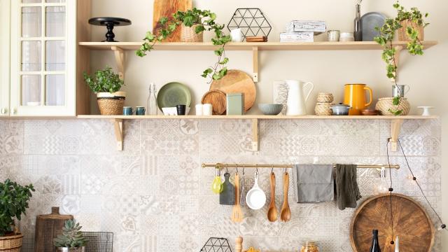 Tendência garante acesso fácil aos itens da cozinha e agrega na decoração (Créditos: Shutterstock)