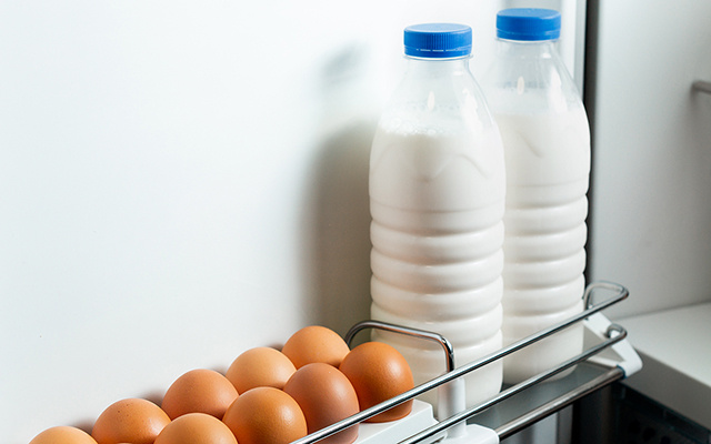 Guardar ovo e leite na porta da geladeira é um dos maiores erros que você pode cometer na sua cozinha e aqui está o motivo
