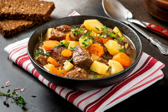 Todos os meus amigos do trabalho babam na minha marmita e pedem essa receita de carne suculenta com legumes