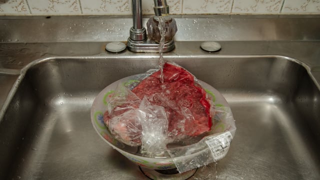 Eu fiz errado a vida inteira e não sabia: o jeito certo de descongelar carne em minutos sem perder a suculência