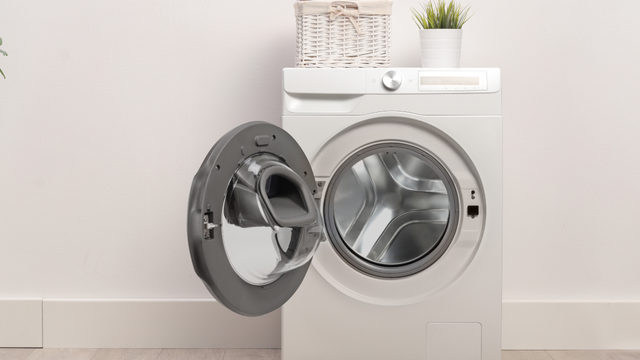 Muitas pessoas deixam a tampa da máquina de lavar aberta para evitar mofo, mas isso pode se tornar um problema