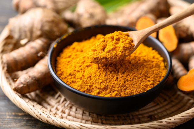 Açafrão-da-terra além de trazer um sabor extra para as receitas, ainda faz bem para a saúde! Confira os benefícios da cúrcuma!