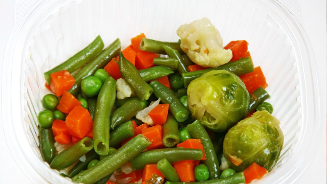 Recipiente plástico com sobras de vegetais cozidos (Créditos: Shutterstock)