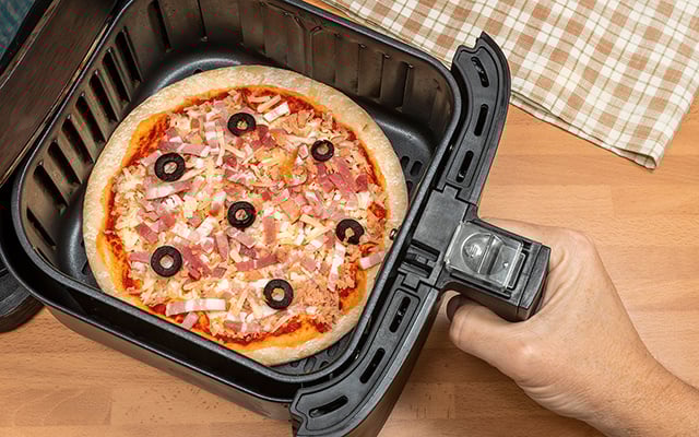 Preparar uma pizza em 15 minutos na airfryer é totalmente possível com essa deliciosa receita