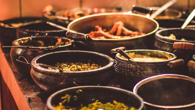 Feijão, farofa e carnes são comuns na gastronomia brasileira (Créditos: Shutterstock)
