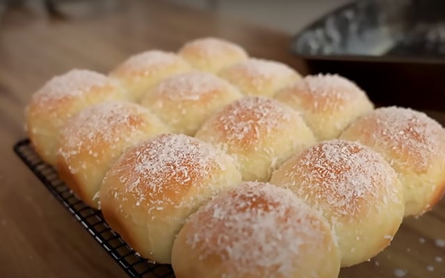 Pão doce melhor que o da padaria: receita desse pãozinho macio com cobertura de coco ralado é simples de fazer