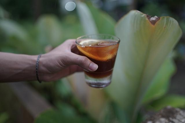 Café com limão emagrece? Entenda o que a união dos ingredientes faz pelo seu corpo