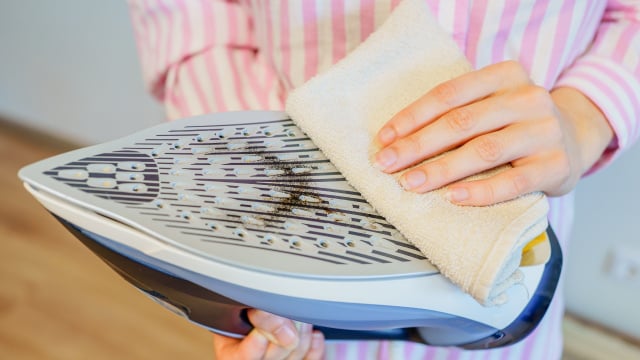 Nem água sanitária, nem esponjas: a melhor maneira de limpar a base metálica do ferro de passar roupas e desentupir os orifícios de vapor é usando este método