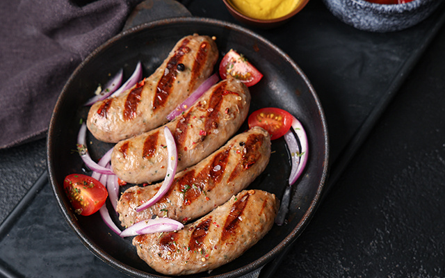 Não é para fritar as linguiças: especialista deixa claro qual é o melhor método de prepará-las