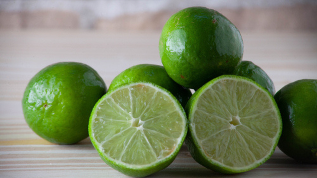 O suco do limão pode ser aproveitado em várias receitas e também ajuda na limpeza doméstica. (créditos: Shutterstock)