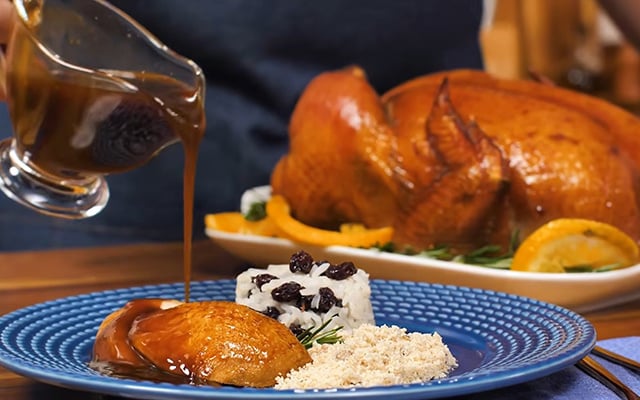 O molho de laranja transforma esse frango assado simples em uma receita digna de restaurante: descubra o passo a passo para ficar bem suculento e douradinho