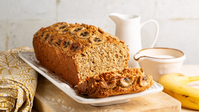 É só bater por 2 minutos no liquidificador e levar ao forno para fazer o bolo de banana mais fácil e fofinho para o café da tarde