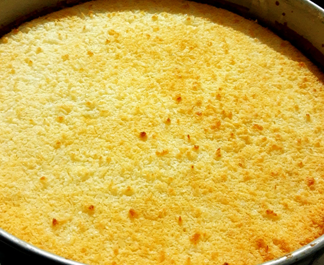 Cocada de forno (ou airfryer) pronta em 18 minutos: doce saudável é uma sobremesa cremosa por dentro e crocante por fora