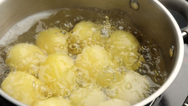 O que você deve adicionar à água ao cozinhar batatas: Elas cozinham mais rápido e ficam mais saborosas