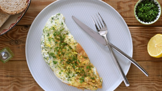 Omelete de clara de ovos com erva finas: uma receita fácil para um jantar leve e nutritivo