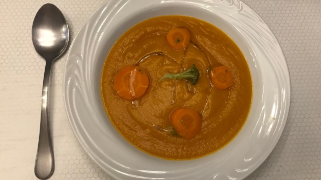 Sopa fria de cenoura com gengibre cremosa com brócolis e rodelas de cenoura (Créditos: TudoGostoso/Solange Assis de Quina)