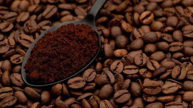 Com quantos anos você descobriu como moer café em casa sem precisar de um moedor?
