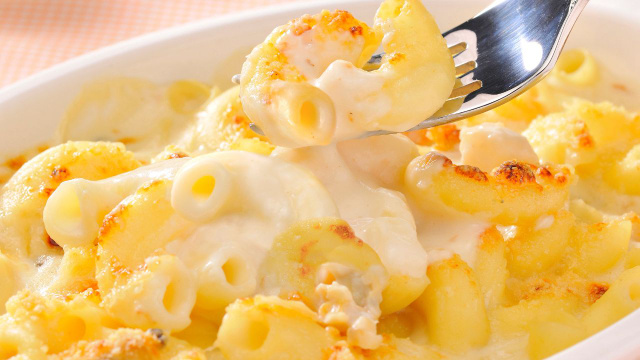 Hoje temos uma opção incrivelmente deliciosa: um macarrão com queijo para a família que pode ser feito com ou sem a camada crocante por cima