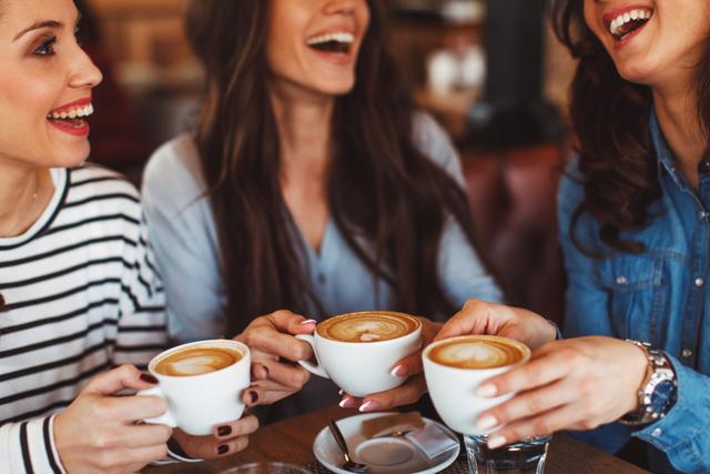 O café está presente até em festas e reuniões com os amigos (Crédito: Shutterstock)