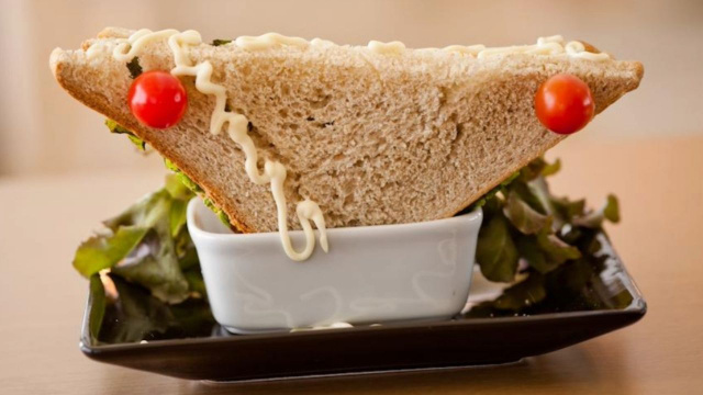 Fatia de sanduíche natural de frango com pão de forma com tomates-cereja e folhas (Créditos: TudoGostoso)