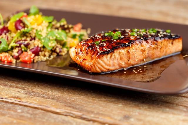 Faça um almoço de domingo delicioso com esse salmão grelhado com salada de quinoa