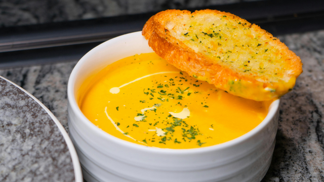 Caldo sem graça ficou para trás: faça hoje mesmo essa receita do TudoGostoso de caldo de abóbora com linguiça
