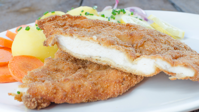 Como fazer um frango à milanesa suculento por dentro e crocante por fora? Aqui estão as dicas de uma receita perfeita!