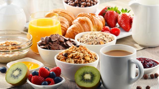Nem pão, nem leite: esse é o café da manhã ideal para curar a ressaca, segundo nutricionista