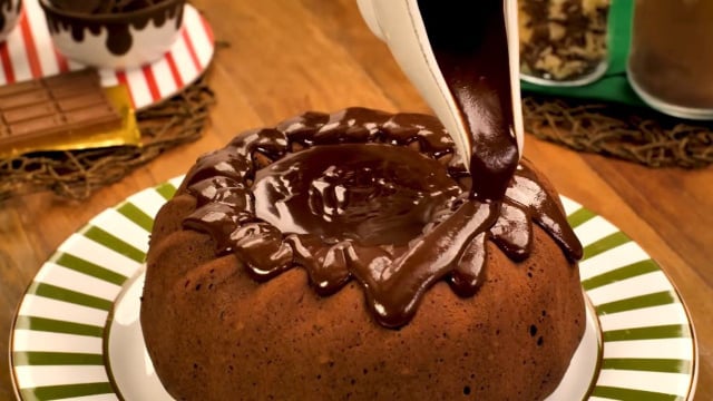 Cobertura cremosa leva apenas creme de leite e chocolate em barra (Créditos: TudoGostoso)