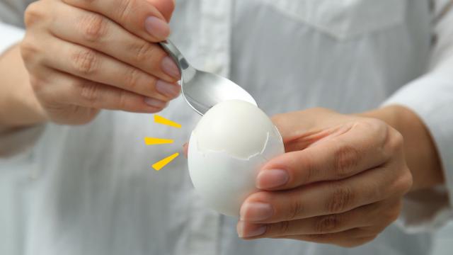 Você conhece o truque da colher para descascar facilmente ovos cozidos?