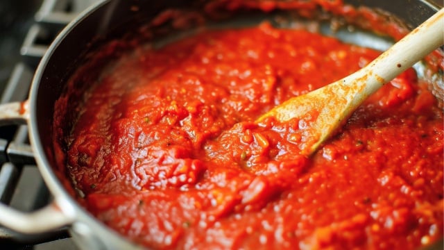 Molho de tomate caseiro que sempre dava errado agora fica encorpado e saboroso com esse truque de cozinha