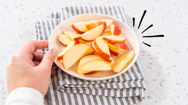 Nem limão, nem sal: o que colocar na maçã para que ela não escureça depois de cortada
