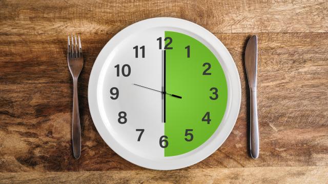 O que e como você come após as 18h impacta positivamente ou negativamente a sua saúde, segundo a ciência da crononutrição