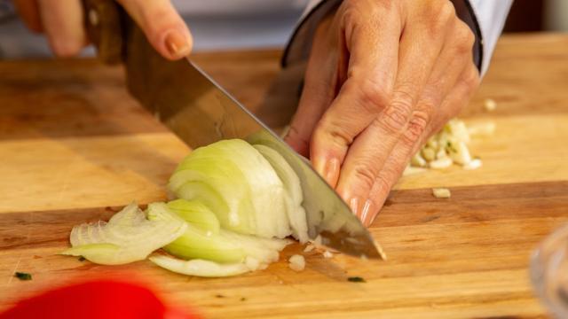 Esse é o jeito mais rápido de cortar cebola, aprendi com a minha avó