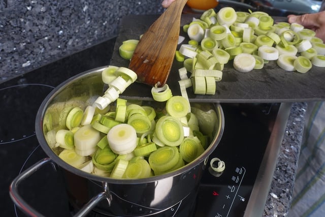 Adicione esse ingrediente no refogado do frango desfiado e você deixará todas as suas receitas mil vezes mais gostosas