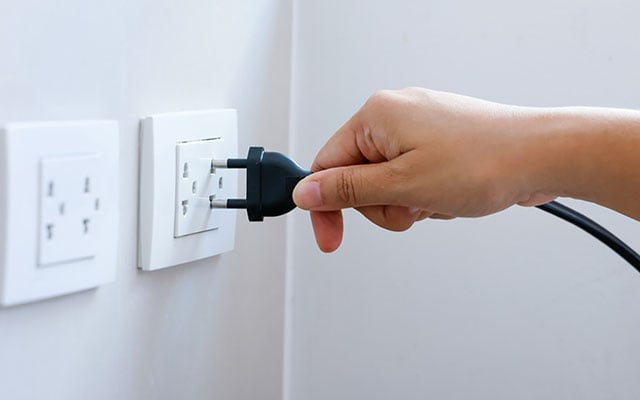 Atenção sobre 3 aparelhos elétricos: desligá-los da tomada para economizar energia pode não valer a pena o risco e pode até causar a quebra deles mais rapidamente