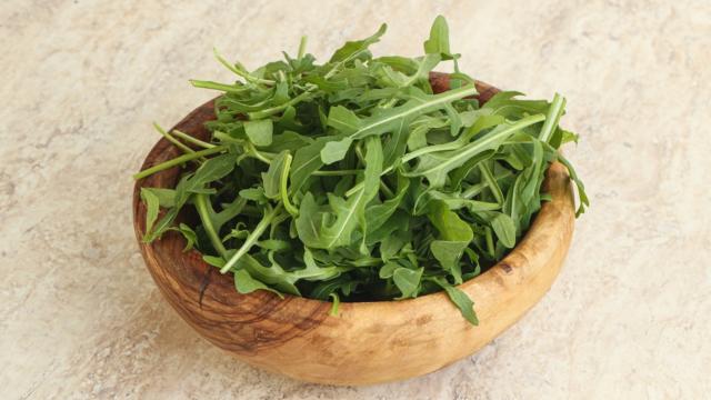 O segredo para fazer a rúcula durar mais: há uma maneira fácil de aumentar a validade do vegetal