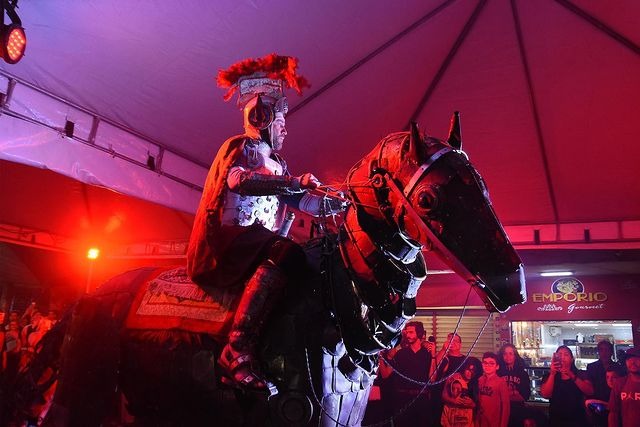 Festa de São Jorge em Nova Iguaçu: performance com cavalo robótico, shows, gastronomia, artesanato e mais!