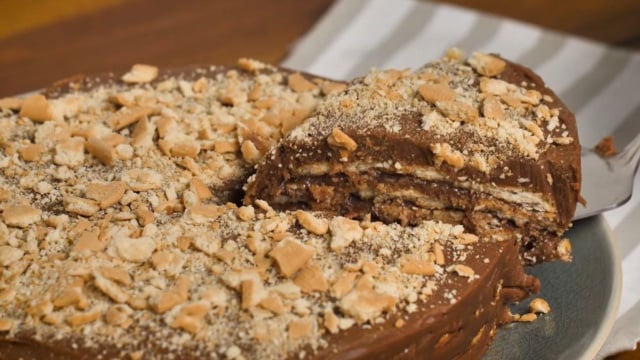 Juntei palha italiana com creme de avelã e transformei o doce clássico em uma torta tamanho família que hipnotiza só de olhar