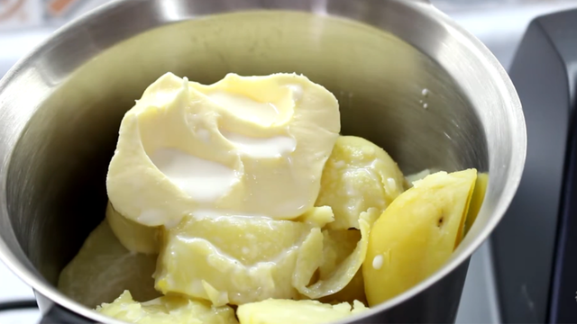 Junte todos os ingredientes no processador e misture bem. (Créditos: El Engeniero Cocinero/ reprodução YouTube)