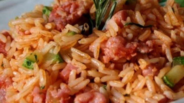 Arroz com linguiça na pressão em 3 minutos (Créditos: TudoGostoso)