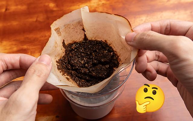 Pode descartar borra de café na pia da cozinha ou é melhor jogar no lixo? A resposta é surpreendente
