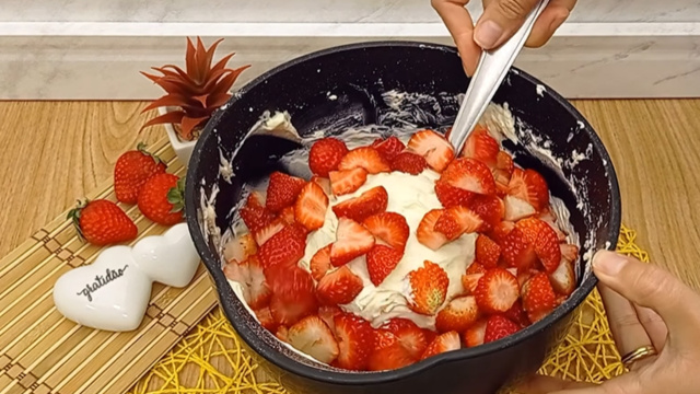 Pronto em 5 minutos: todo ano faço esse recheio de Ninho com morangos para meu bolo de aniversário