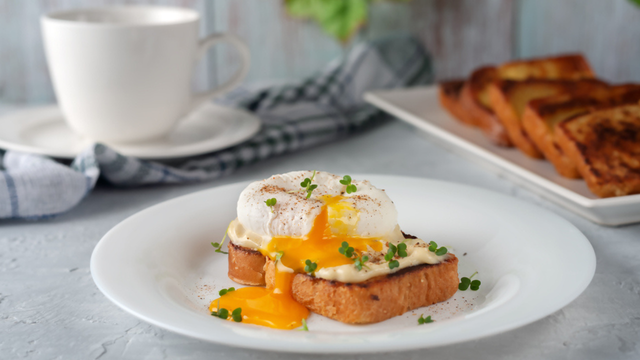 Esse é o segredo do ovo poché perfeito para inovar no café da manhã (um ex-Masterchef Brasil me ensinou!)
